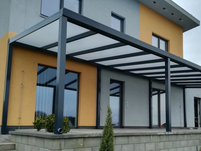 Polykarbonát nebo sklo? Porovnání střech pergol z hlediska funkčnosti