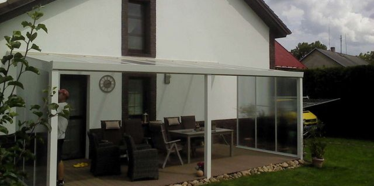 Hliníková pergola jako moderní zastřešení u kavárny