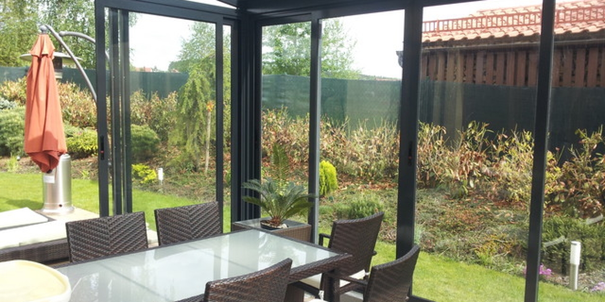 Hliníková pergola lze dozasklít a vytvořit z ní zimní zahradu