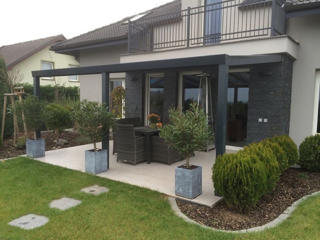 Chcete z pergoly vytvořit stylový venkovní obývák?