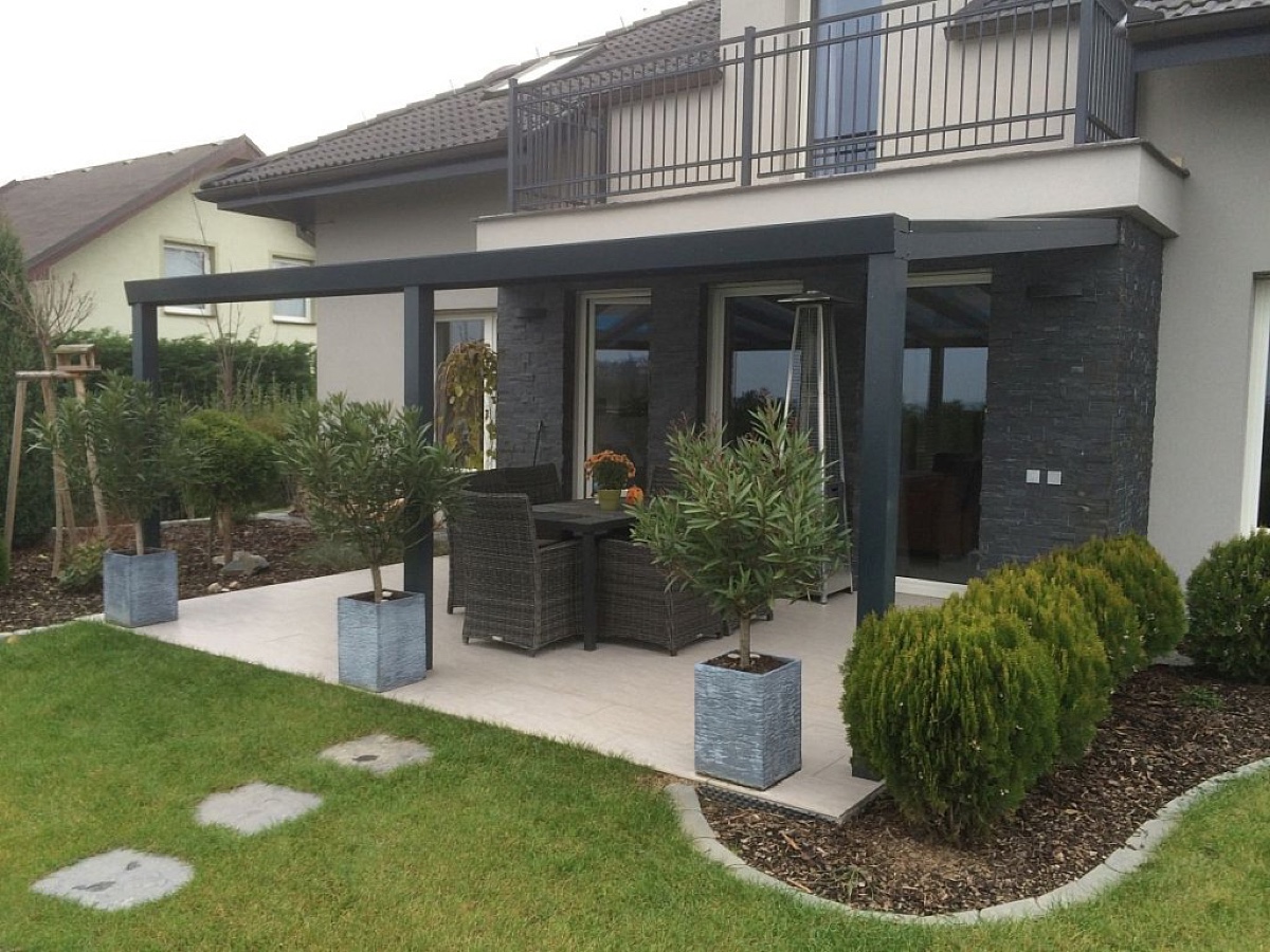 hliníková pergola jako venkovní obývák