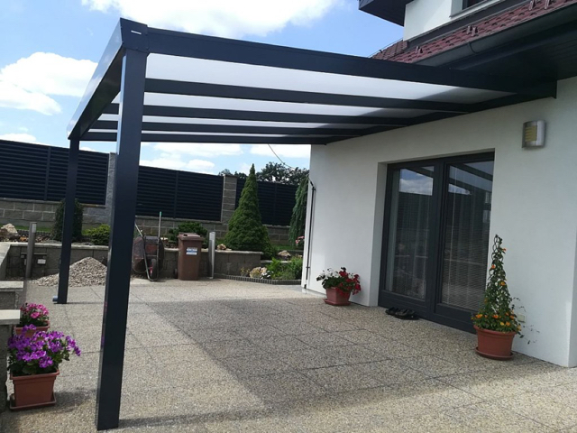 Jak sladit pergolu s hliníkovým plotem nebo garážovým stáním