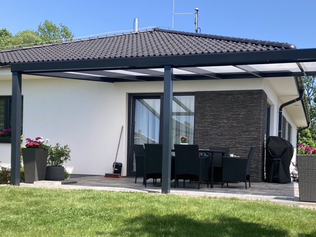 Kryté posezení pro rodinné oslavy: Přeměňte pergolu v prostor pro společenský život