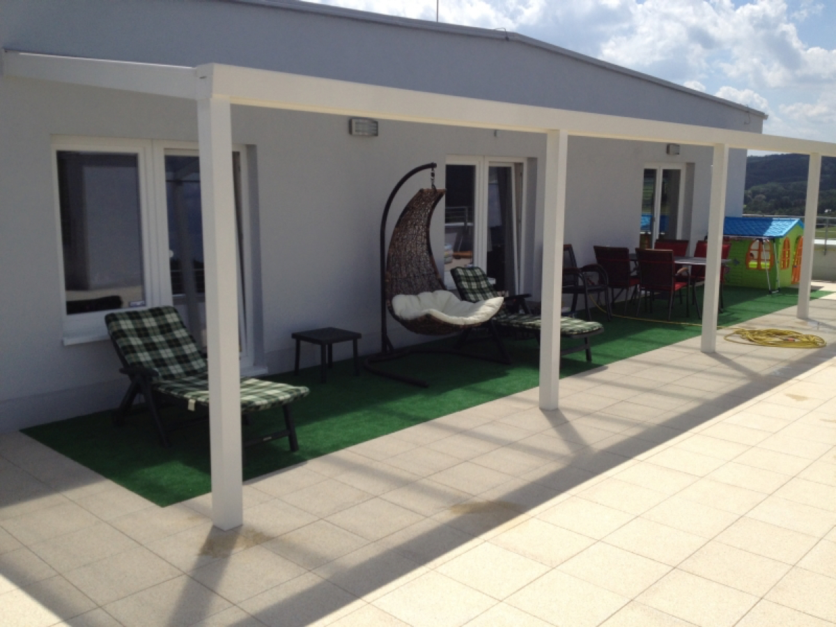 komfort pod hliníkovou pergolou