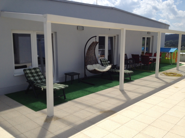 komfort pod hliníkovou pergolou