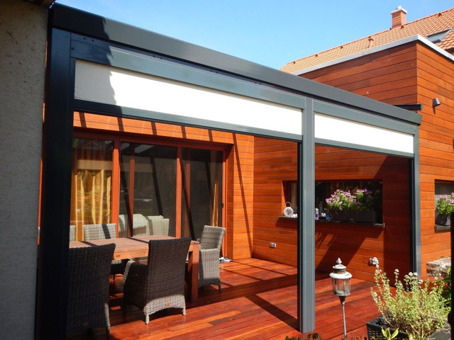 Stínící prvky a doplňky k pergolám: Co vše lze přidat?