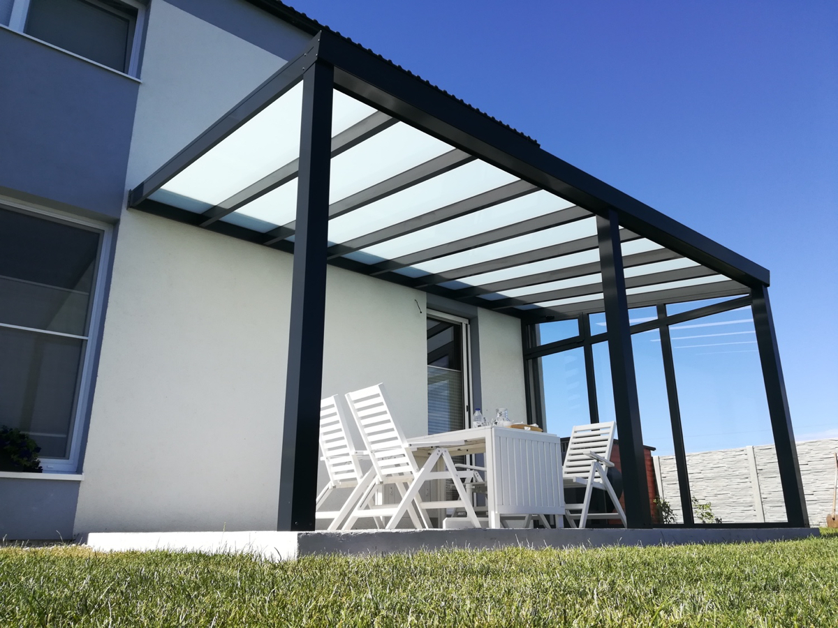 hliníková pergola s čistými liniemi