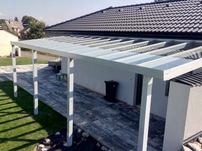Hliníková pergola stříbrná RAL 9006 300 x 400 cm provedení DELUXE