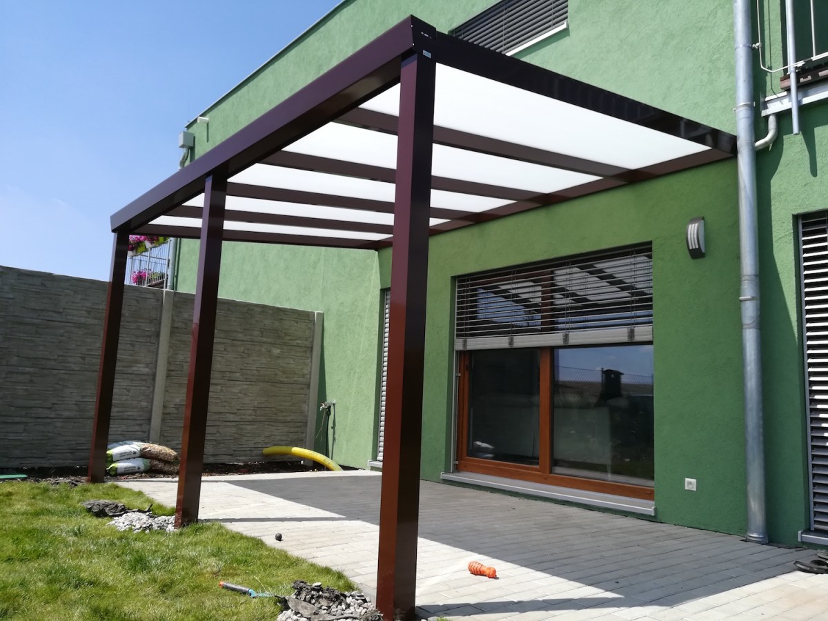 Hliníková pergola hnědá RAL 8017 400 x 350 cm provedení PROFI